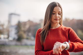 1,5 mln zł na opaski magnetyczne. Rząd skontroluje stan zdrowia ozdrowieńców