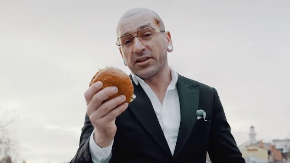 Kandydat do rady Gorlic, Anatol Kręgowski, obiecuje wyborcom... po cheesburgerze z fastfoodu