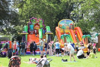Festiwal Dmuchańców trwa! Tłumy dzieci bawią się nad Zalewem Zemborzyckim. Zdjęcia