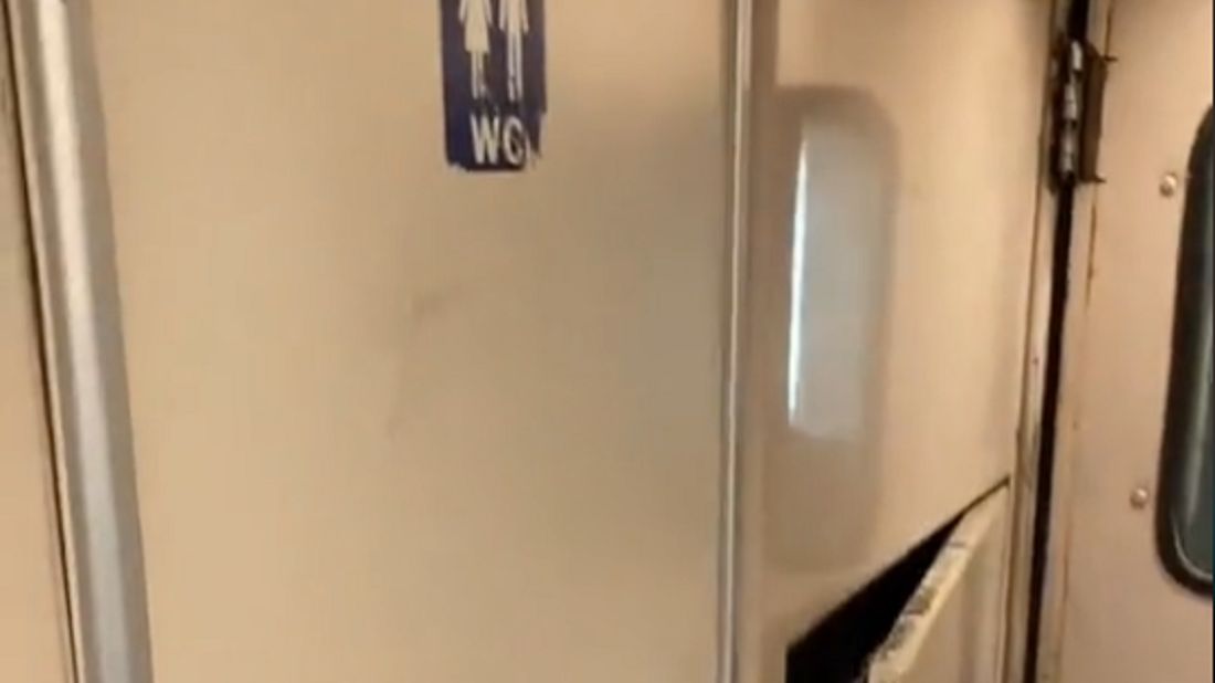 Zdjęcie toalety w egipskim pociągu.