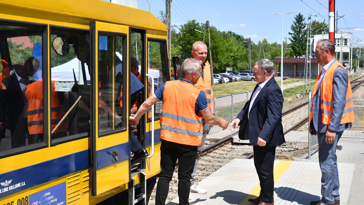 Prezes PKP PLK Ireneusz Merchel z pracownikami PKP