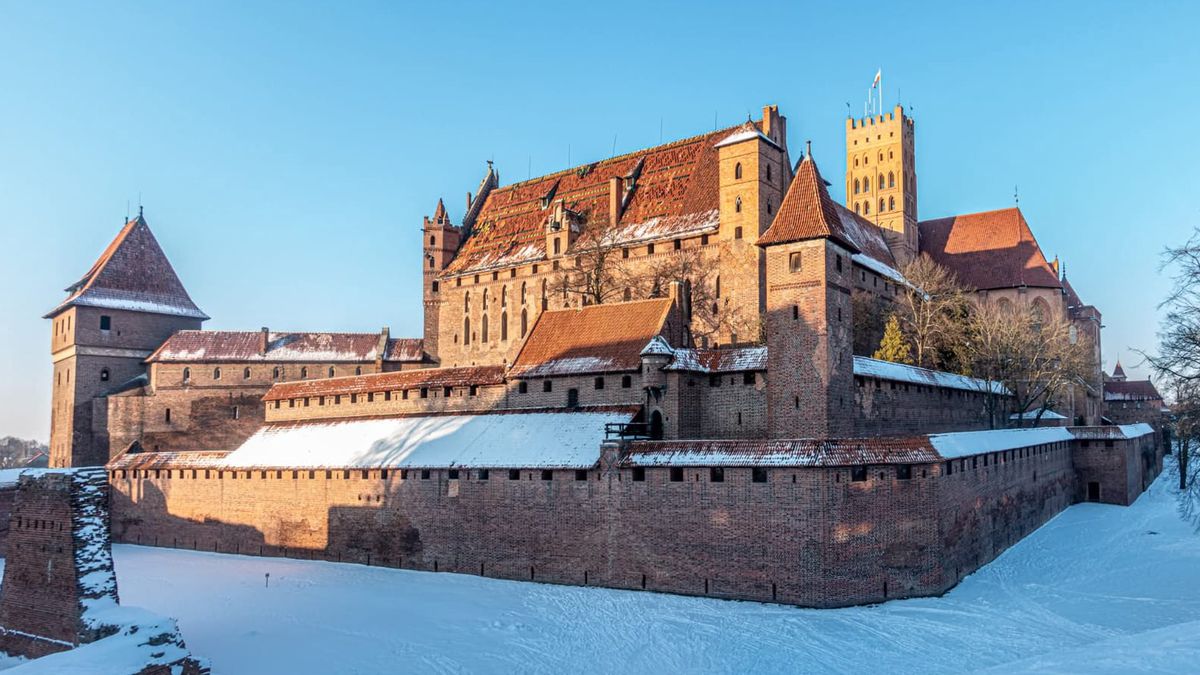 W zimowej odsłonie największy krzyżacki zamek świata wygląda baj
