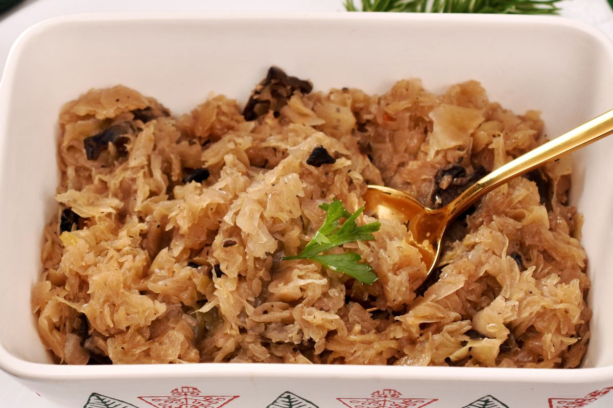 Kapusta wigilijna z grochem i suszonymi grzybami