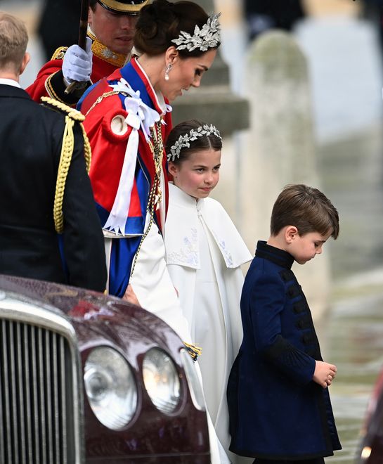 Księżna Kate z córką Charlotte i synem Louisem w drodze do Opactwa Westminsterskiego