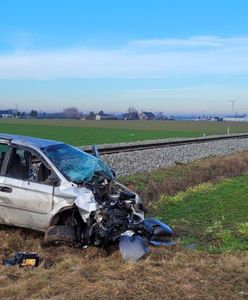 Pociąg uderzył w osobówkę. Poważny wypadek na torach