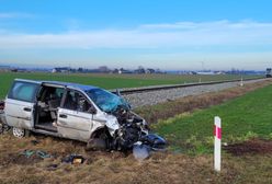 Pociąg uderzył w osobówkę. Poważny wypadek na torach