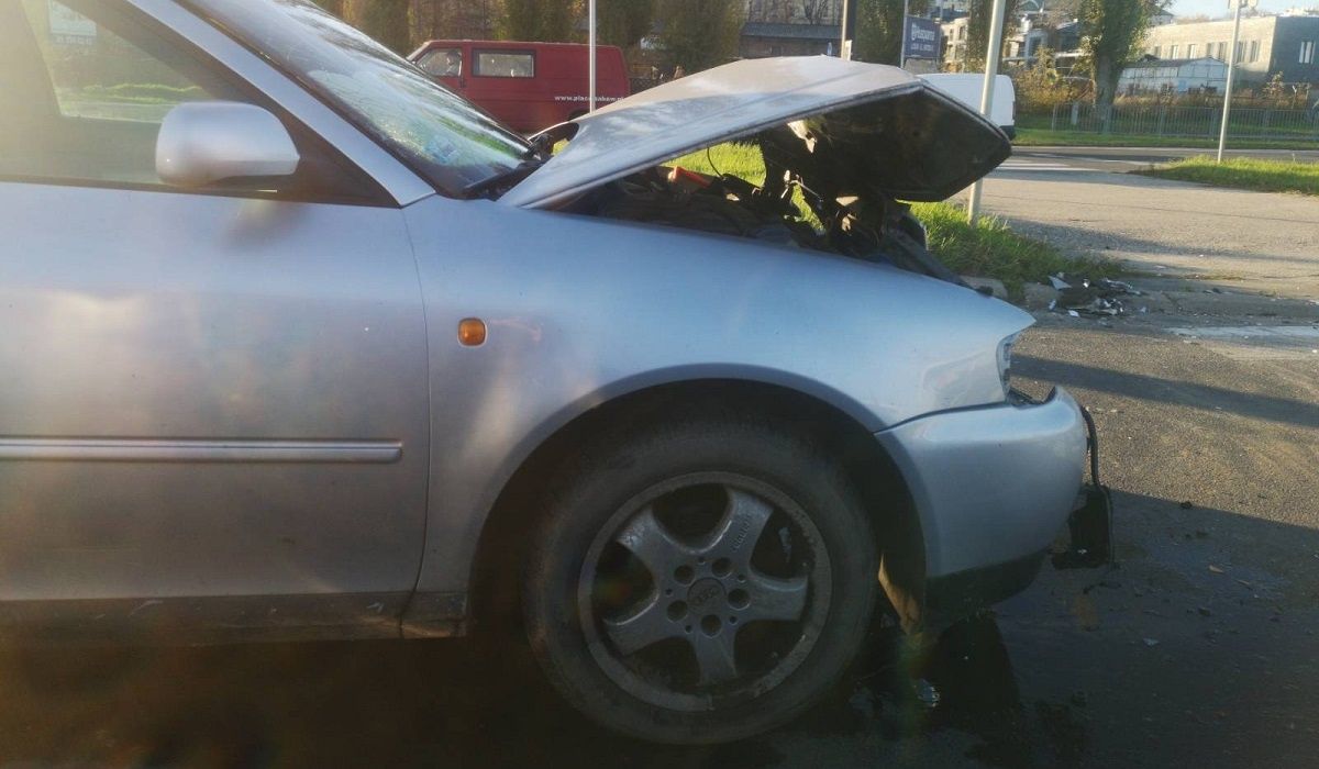 Zderzenie audi z volvo przed przejściem dla pieszych na al. Unii Lubelskiej