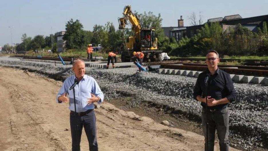 Premier Donald Tusk oraz minister infrastruktury Dariusz Klimcza