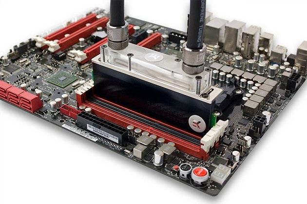 EK Water Blocks EK-RAM Dominator blok wodny dla pamięci RAM zdjęcie montaż