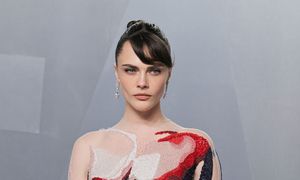 Sukienka "namalowana" na ciele. Odważna stylizacja na imprezie Vanity Fair