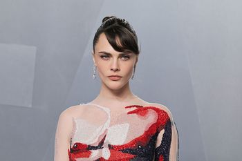 Sukienka "namalowana" na ciele. Odważna stylizacja na imprezie Vanity Fair