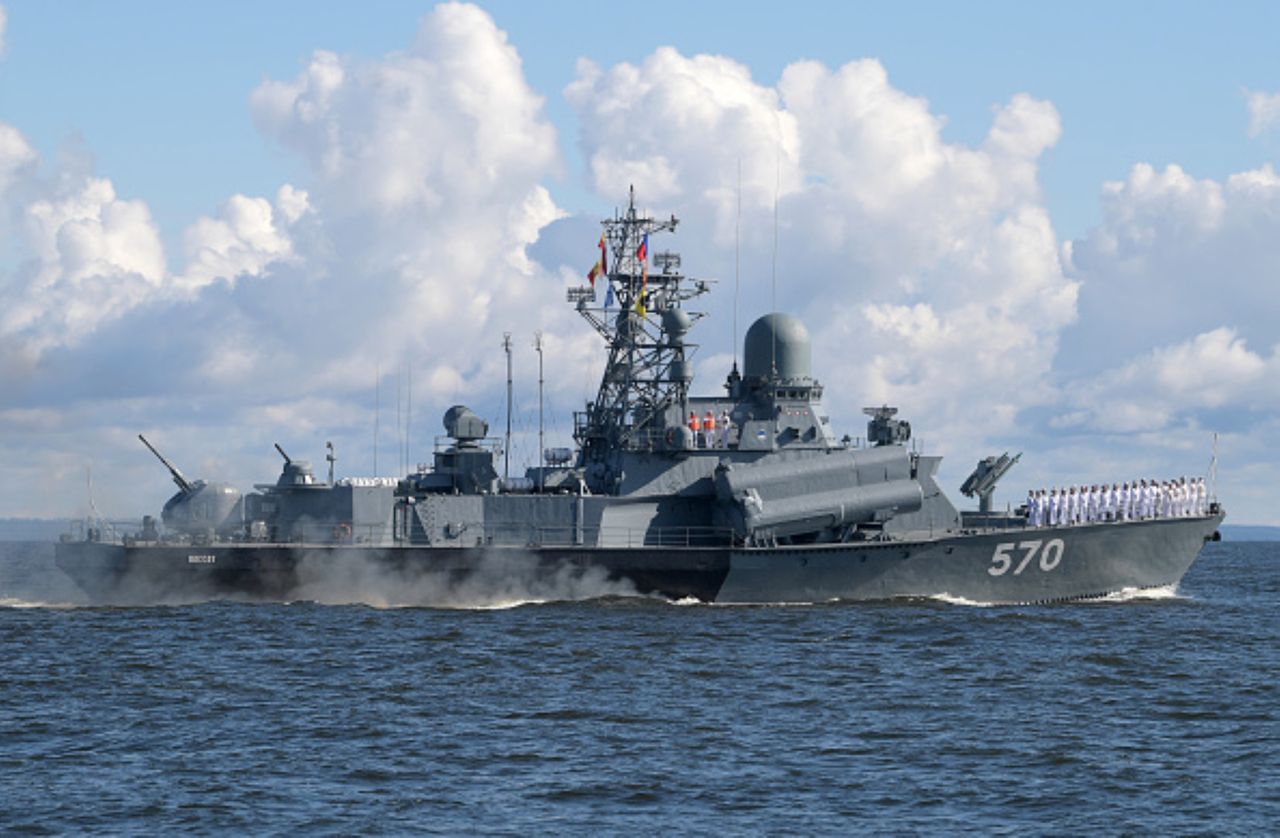 Zderzenie na Morzu Bałtyckim. Kolizja rosyjskiej fregaty i statku towarowego Ice Rose - Zdjęcie ilustracyjne