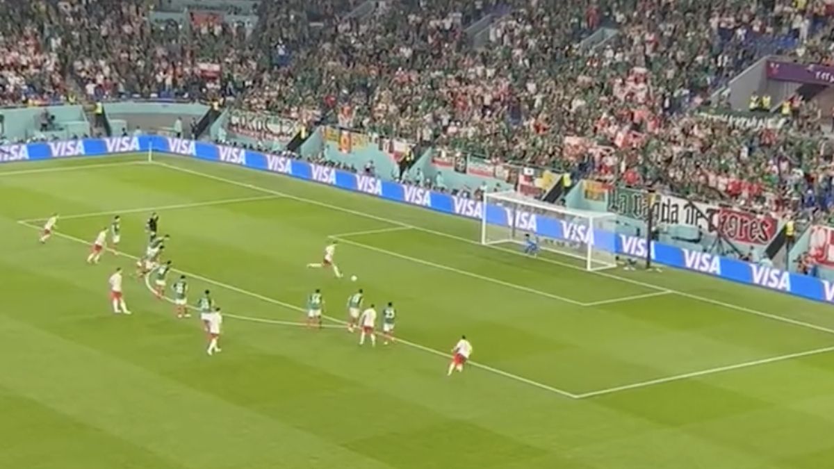 Rzut karny Roberta Lewandowskiego widziany z trybun