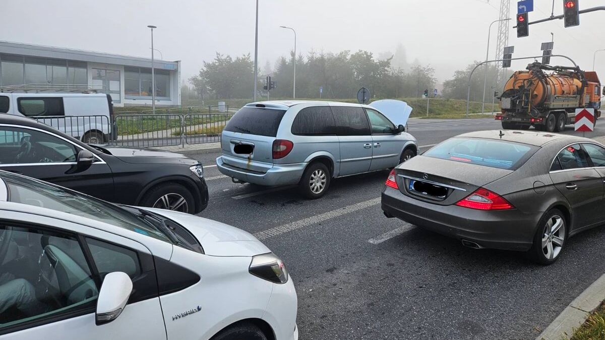 Awaria chryslera przed skrzyżowaniem na ul. Nałęczowskiej