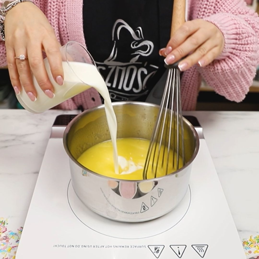 Najpierw łączę składniki na palniku