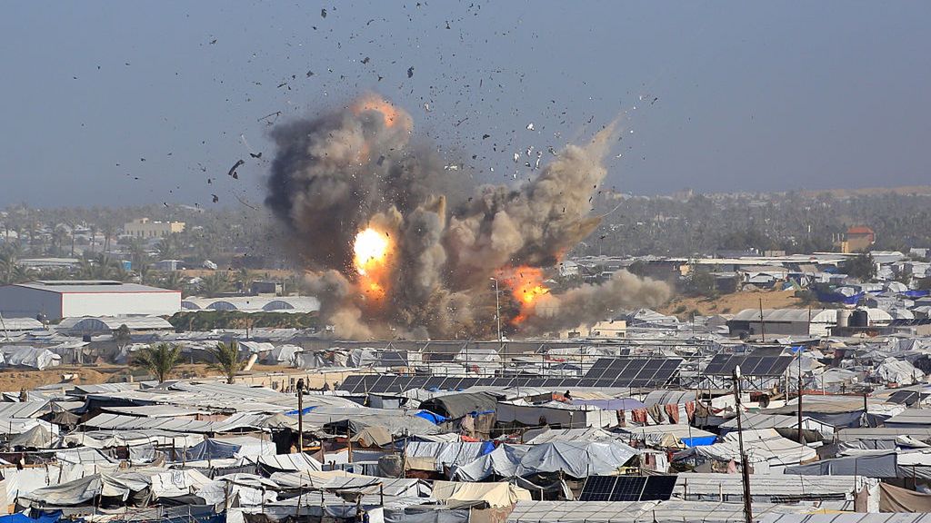Israeli army launches heavy attacks on Gaza since morning despite ceasefire
KHAN YUNIS, GAZA - JANUARY 31: Smoke rises after an airstrike hit a building in the al-Mawasi area of Khan Yunis, Gaza despite the ceasefire on January 31, 2026. The Israeli army has carried out intense attacks on various areas of the Gaza Strip since the morning. (Photo by Abed Rahim Khatib/Anadolu via Getty Images)
Anadolu
israeli attack, khan yunis, gaza