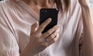 Trend na wrzucanie zdjęć z 2016 r. Specjalista ostrzega przed konsekwencjami