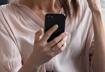 Trend na wrzucanie zdjęć z 2016 r. Specjalista ostrzega przed konsekwencjami