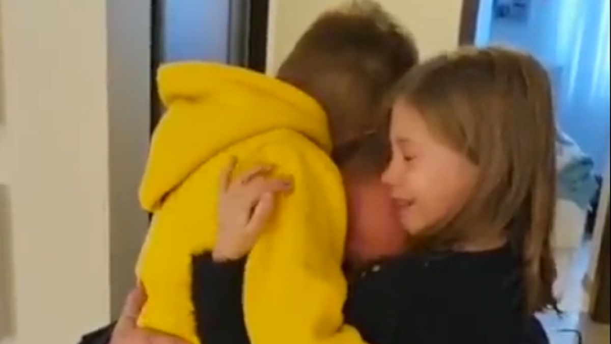 Tata policjant wrócił z granicy. Łzy cisną się do oczu