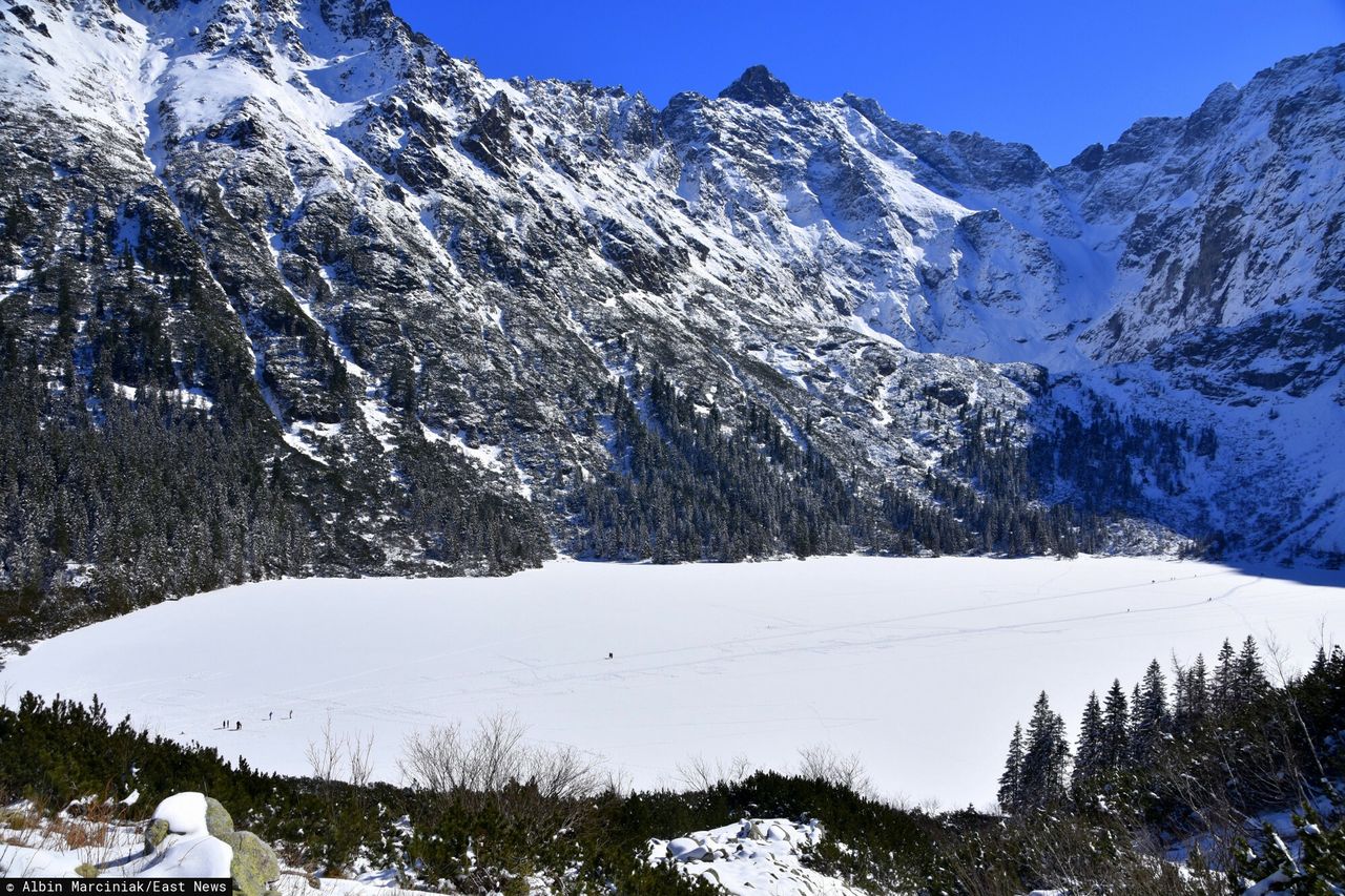 Incydent nad Morskim Okiem. Pracownicy zareagowali, gdy zobaczyli, co robi turystka