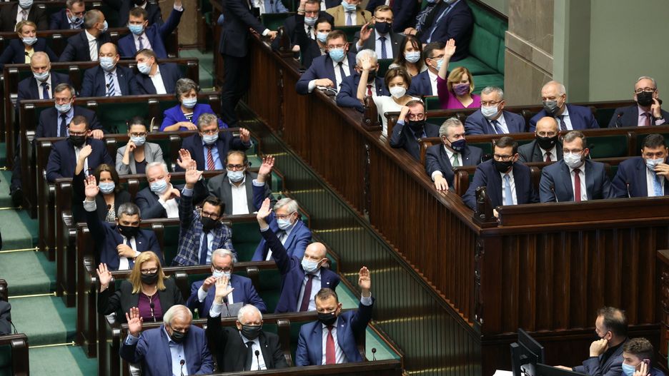 Posłowie PiS chcą pracować w rządzie. Zarobki i wpływy kuszą.