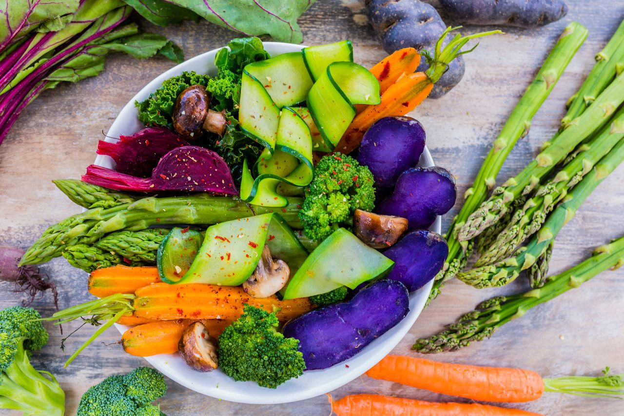 Sezonowe warzywa i owoce na wiosnę. Jedz zdrowo, ekologicznie, niedrogo