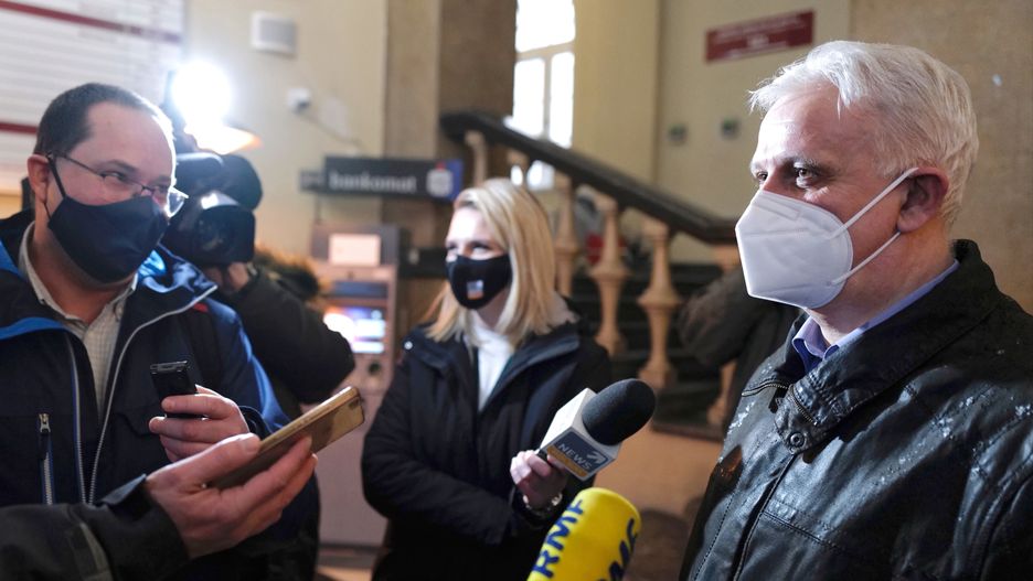 Katowice, 13.01.2021. Przewodniczšcy Ślšsko Dšbrowskiej Solidarności Dominik Kolorz (P) podczas wypowiedzi dla mediów przed kolejnš turš rozmów na temat umowy społecznej dla górnictwa w siedzibie Ślšskiego Urzędu Wojewódzkiego w Katowicach, 13 bm. Dokument określi szczegóły zaplanowanej wstępnie na najbliższe trzy dekady transformacji górnictwa węgla kamiennego, prowadzšcej do zamknięcia kopalń. (aldg) PAP/Andrzej Grygiel