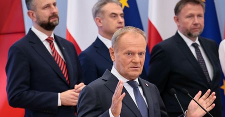 Alarmy i zagrożenia. "Poradnik bezpieczeństwa" w druku. Wiemy, kiedy dotrze do Polaków