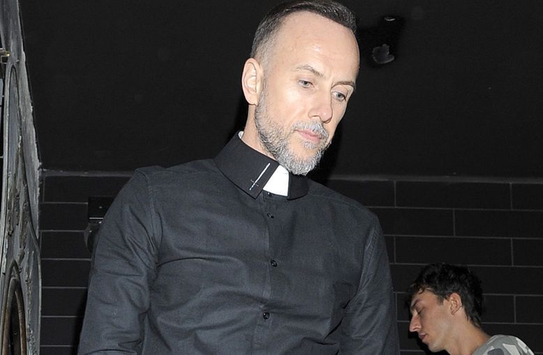 Nergal wrzucił do sieci zdjęcie z nową dziewczyną. Wybrali się na randkę nad Wisłę