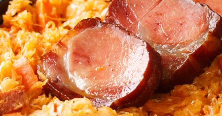 Układam w blaszce i zapiekam. Mięso jest delikatne, soczyste i pełne wyraźnych smaków