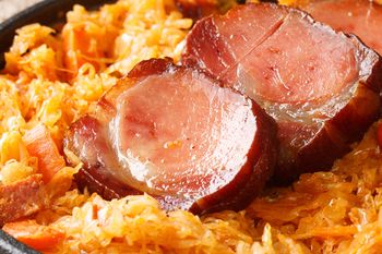 Układam w blaszce i zapiekam. Mięso jest delikatne, soczyste i pełne wyraźnych smaków