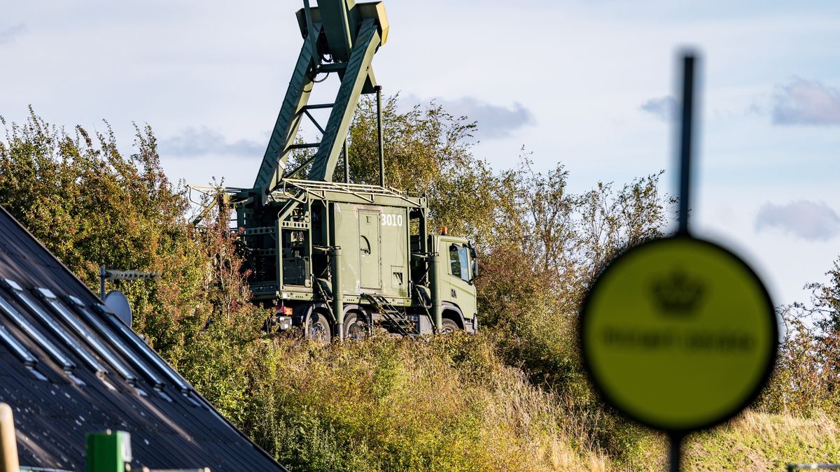 A mobile radar installation stands at the Danish military's area on Amager, Pionegaarden, near the village of Dragoer and on the coast of Oresund, the sea between Denmark and Sweden, in Dragoer, Denmark, 26 September 2025. The radar installation comes after drones were spotted near Copenhagen Airport on the evening of 22 September, leading to the airspace over Copenhagen being closed for four hours on the night leading to 23 September. EPA/Steven Knap DENMARK OUT Dostawca: PAP/EPA.
