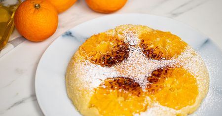 Ciasto mandarynkowe z patelni praktycznie robi się samo. I to w mgnieniu oka