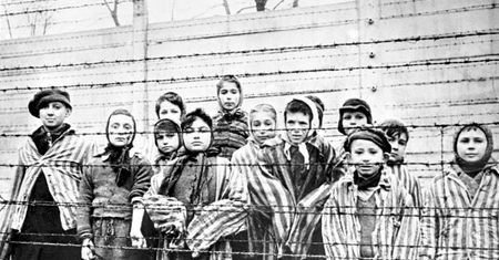 Zdjęcie trójki rodzeństwa porusza do głębi. Dzieci zginęły w Auschwitz