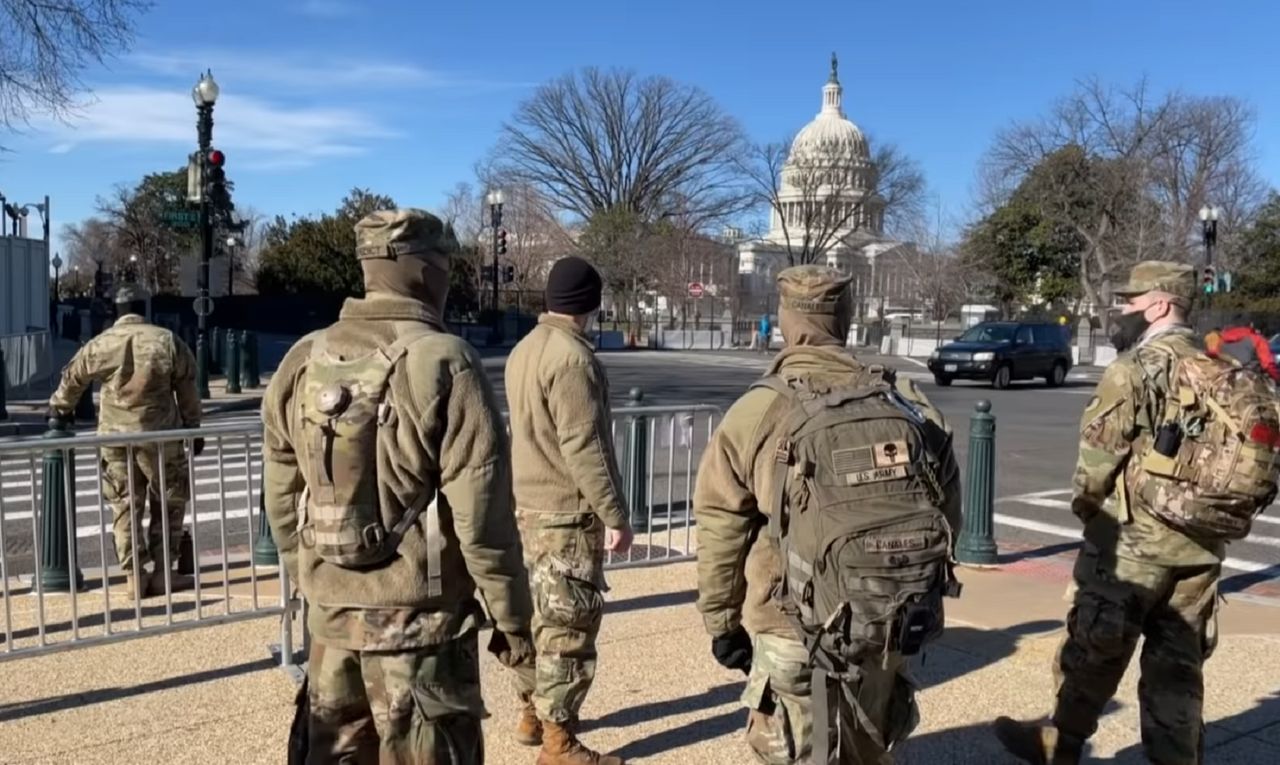 USA. Żołnierze pilnują Kapitolu. Zobacz niezwykłe zdjęcia