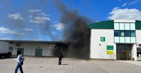 Pożar na terenie Lubelskiego Rynku Hurtowego w Elizówce. Na miejscu siedem zastępów straży pożarnej