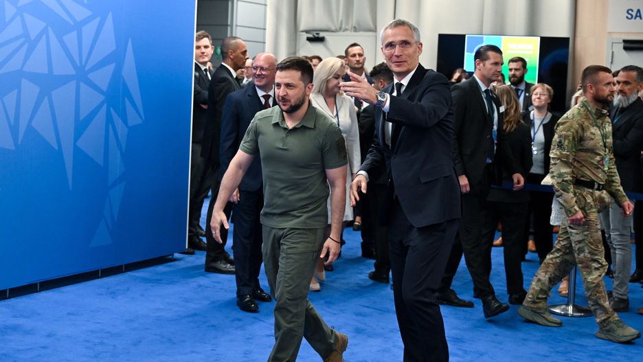 NATO Secretary General Jens Stoltenberg (R) and Ukraine's President Volodymyr Zelensky arrive to pose for a picture before a bilateral meeting, at the NATO ?summit in Vilnius, Lithuania, 12 July 2023. The North Atlantic Treaty Organization (NATO) Summit takes place in Vilnius on 11 and 12 July 2023 with the alliance's leaders expected to adopt new defense plans. EPA/FILIP SINGER Dostawca: PAP/EPA.