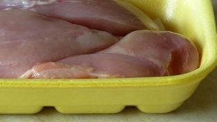 Polacy masowo popełniają błąd, sprawdź czy ty też. Gdzie wyrzucić opakowanie po mięsie?