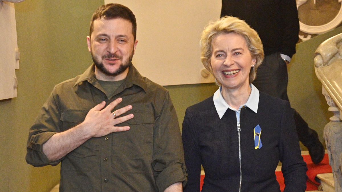 KYIV, UKRAINE - APRIL 08: (----EDITORIAL USE ONLY â MANDATORY CREDIT - "EU COMMISSION / POOL" - NO MARKETING NO ADVERTISING CAMPAIGNS - DISTRIBUTED AS A SERVICE TO CLIENTS----) European Commission President Ursula von der Leyen meets President of Ukraine Volodymyr Zelenskyy in Kyiv, Ukraine on April 8, 2022. (Photo by EU Commission / Pool/Anadolu Agency via Getty Images)