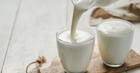 Dieta kefirowa - jak działa? Czy jest bezpieczna? Dietetyk wyjaśnia