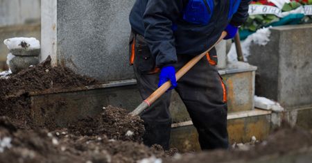 Kopali grób na Śląsku. Nagle zaczął unosić się dym
