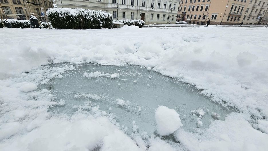 Gdyby nie nasz fotoreporter, który dla zdjęcia usunął hałdę śniegu z lustra, instalacji nie byłoby zupełnie widać.