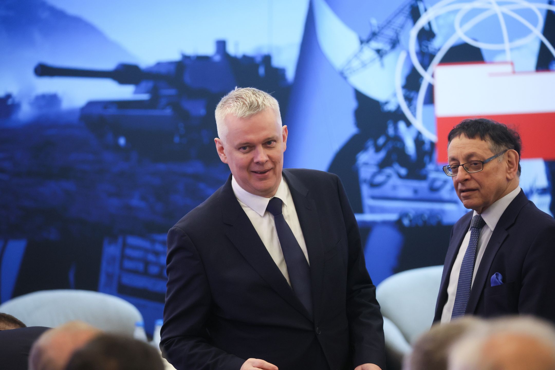 Warszawa, 10.04.2025. Minister spraw wewnętrznych i administracji, koordynator służb specjalnych Tomasz Siemoniak (L) i wicedyrektor Instytutu Bezpieczeństwa i Rozwoju Międzynarodowego Sławomir Majman (P) podczas XX Międzynarodowej Konferencji i wystawy NT 2025 - Nowoczesne Technologie dla Bezpieczeństwa Państwa, 10 bm. w Hotelu Novotel Airport w Warszawie. (aldg) PAP/Leszek Szymański