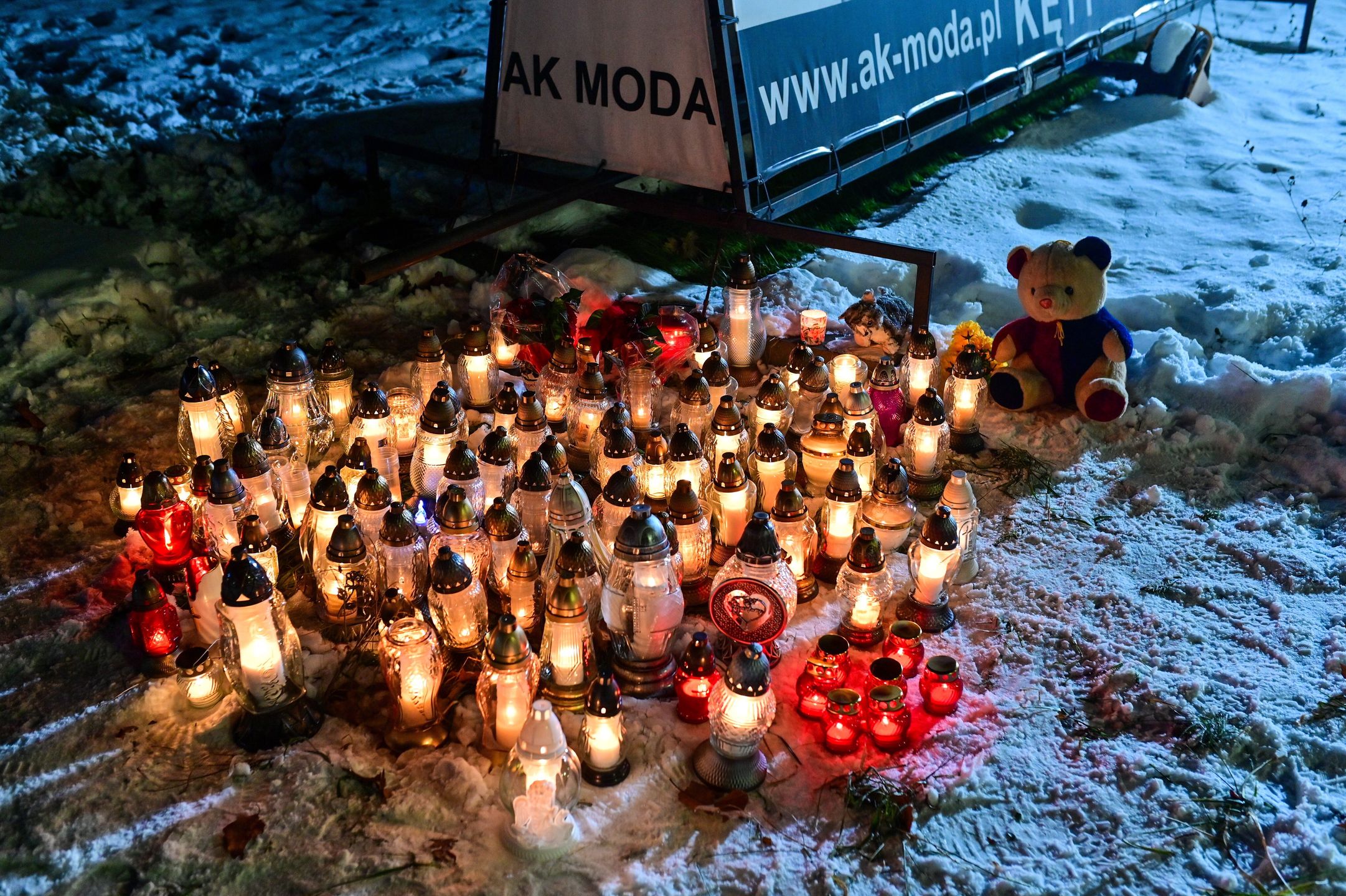 Andrychów, 30.11.2023. Mieszkańcy stawiają znicze w miejscu w centrum Andrychowa, gdzie we wtorek 28 listopada br. przez kilka godzin siedziała na zimnie zaginiona 14-latka, 30 bm. Wyziębiona dziewczynka została odnaleziona i trafiła do szpitala, gdzie następnego dnia zmarła. (jm) PAP/Art Service ***Zdjęcie do depeszy PAP pt. Andrychów/ Po śmierci 14-latki w szkołach odwołano zabawy andrzejkowe***