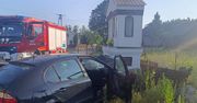 Auto roztrzaskało się na przydrożnej kapliczce. Kierowca i pasażer byli nietrzeźwi