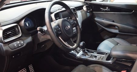 UOKiK nałożył kary na dealerów aut. Ponad 400 mln złotych!
