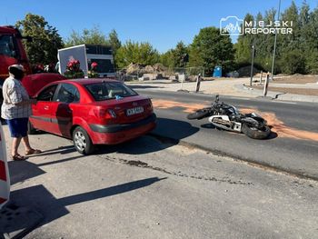 Warszawa. Auto wjechało w tył motocykla na Wilanowie. Motocyklista w szpitalu