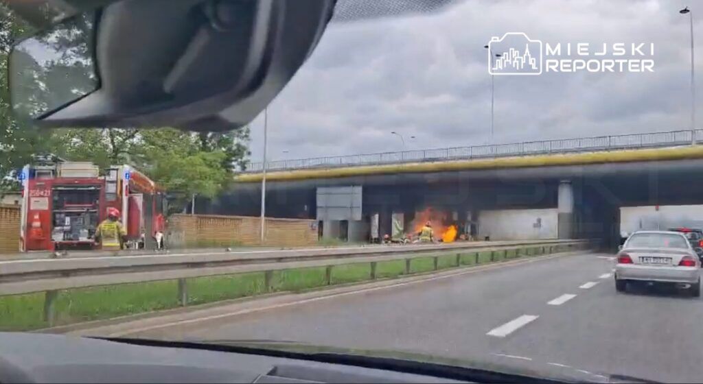 Fot. Czytelnik Miejskiego Reportera. Pożar samochodu osobowego na Wale Miedzeszyńskim