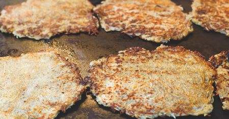 Placki ziemniaczane na grillu. Spróbujesz raz i będziesz robić co weekend