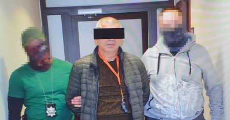 Zaoferowali uchodźcom darmowy transport do Niemiec. Podczas podróży zażądali 150 euro od osoby